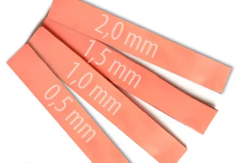 Różowe termopady o grubościach 0,5 mm, 1,0 mm, 1,5 mm i 2,0 mm, gotowe do odprowadzania ciepła.