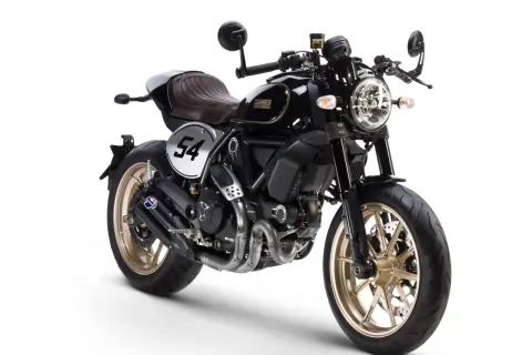 Ducati Scrambler Cafe Racer negra con asiento marrón, llantas doradas y el número 54 en un círculo blanco.