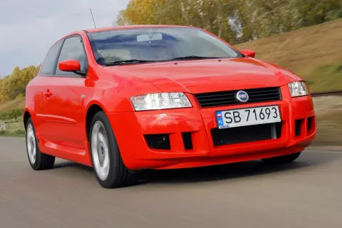 Czerwony Fiat Stilo 1.6 16v w ruchu, z widocznym numerem rejestracyjnym SB 71693.