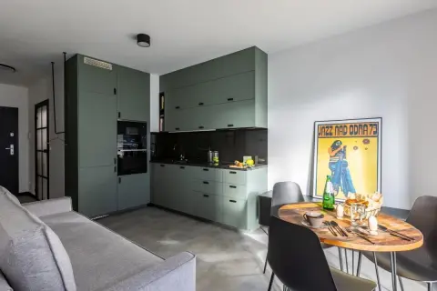 Jak urządzić wąski salon? Sprytne triki na efekt "wow"!