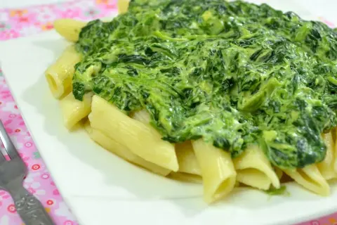 Penne ze szpinakiem – szybki przepis na pyszne danie na obiad