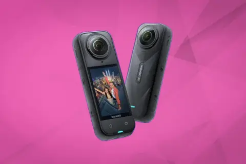 Due fotocamere Insta360 X6 su sfondo rosa. Una mostra una coppia che si fa un selfie con uno skyline notturno.