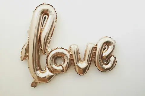 Globos dorados forman la palabra "LOVE", un símbolo de frases amor.