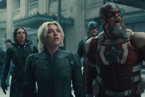 Yelena Belova, Red Guardian och andra kämpar i avengers ordning, redo för strid.