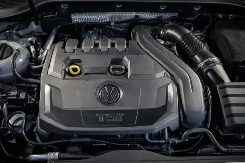 Silnik Volkswagen 1.5 TSI z widocznym logo i oznaczeniem TSI.
