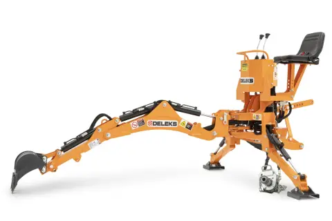 En orange minigrävare, en Delek G1000 vax, redo för arbete. Den har en skopa, arm och förarstol.