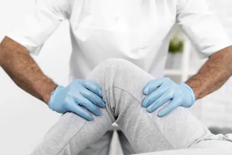 Skuteczna rehabilitacja na kolano: ćwiczenia, które przyspieszą powrót do zdrowia