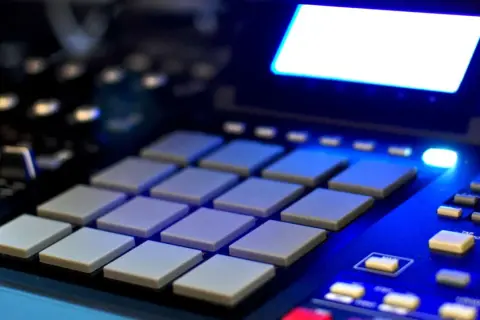 Beat-Producing-Controller mit beleuchteten Pads und Display. Perfekt, um eigene Beats selber machen.