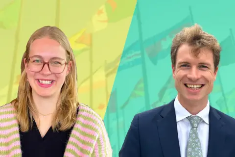 Zwei lächelnde Personen vor einer Collage aus Flaggen. Sie könnten über das internationale relations gehalt sprechen.
