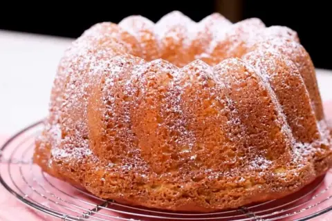 Gâteau moelleux saupoudré de sucre glace, parfait pour une recette mascarpone gourmande.