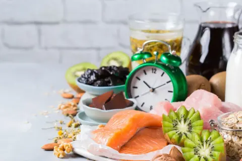 Zegar i produkty bogate w tryptofan: łosoś, kiwi, śliwki, mleko, orzechy, owies. Zastanawiasz się, po jakim czasie działa tryptofan?