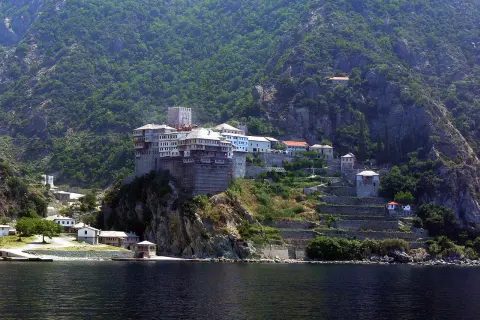 Klasztor na skale, część góry Athos, z widokiem na morze.