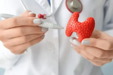 Jakie leki na przeziębienie przy nadczynności tarczycy są bezpieczne?