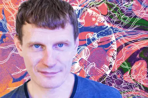 Portret mężczyzny z niebieskimi oczami na tle psychodelicznej grafiki z grzybami i abstrakcyjnymi kształtami.