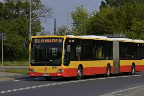 Autobus linii 135 w Warszawie zmierza na Plac Hallera.