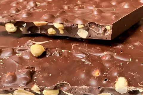 Tableta de chocolate con frutos secos, un placer que te transporta a Zaragoza.