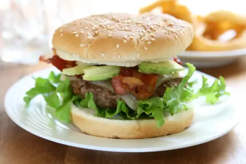 Co to jest hamburger? Poznaj jego składniki, historię i warianty
