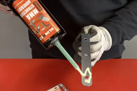 Aplicando adhesivos estructurales MMA a una pieza metálica.