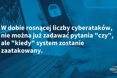 Ręce piszą na klawiaturze, ekran pokazuje wykresy i ikonę kłódki. W dobie cyberataków ochrona danych osobowych jest kluczowa.