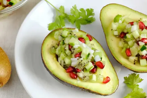 Avokadohalvor fyllda med kiwi, gurka och granatäpple. Ett fräscht och enkelt recept på avokado som passar perfekt som förrätt eller lätt lunch.