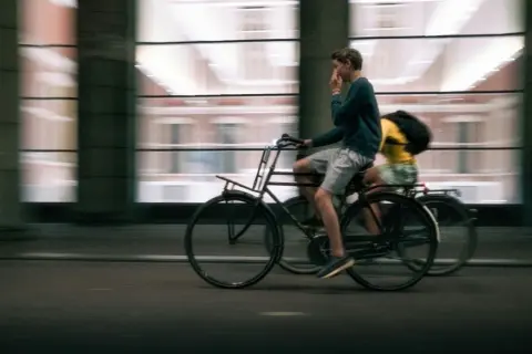 Czy motorowerem po ścieżce? Mandat i pułapki e-bike'ów!