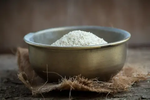 Miseczka z kaszą manną, która jest produktem z pszenicy. To właśnie semolina co to za produkt, który można wykorzystać w kuchni.