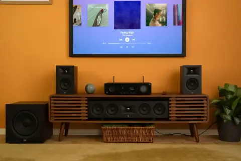 System audio JBL z dwoma głośnikami, soundbarem i subwooferem. Czy można sparować dwa głośniki JBL?