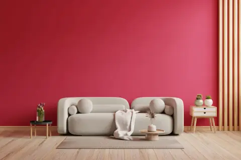 Ściana w kolorze magenta, jak to kolor! Jasna sofa, dywan, stolik z kwiatami i dekoracje.
