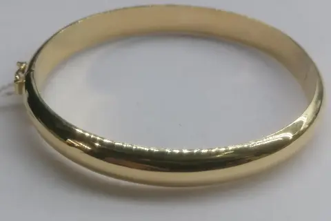 Pulsera media caña oro, un clásico elegante.