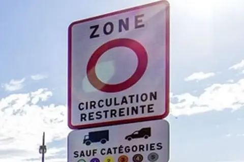 Panneau "Zone à circulation restreinte" à Montpellier, indiquant les restrictions de circulation pour certains véhicules selon leur vignette Crit'Air.