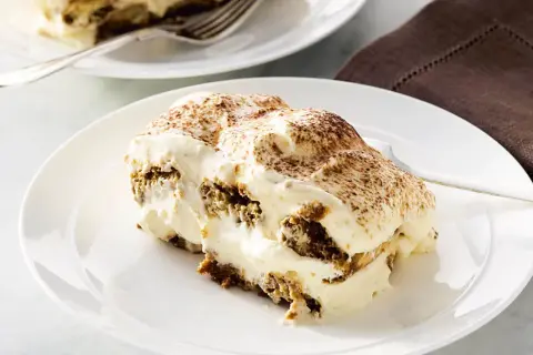 En krämig bit tiramisu, perfekt för ett tiramisu recept original. Garnerad med kakao.