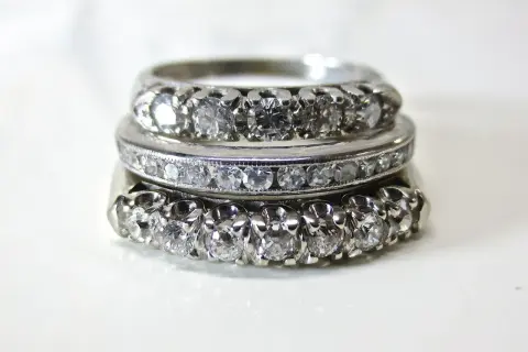 Tres anillos apilados, engastados con diamantes. El platino es un metal precioso que realza el brillo de las gemas.