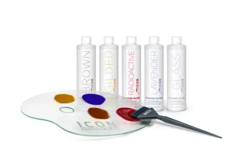 Paleta de peluquería con tintes ICON Stained Glass y pincel, ideal para aprender como hacer un arrastre de color.