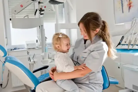 Z dzieckiem do dentysty: Kiedy i dlaczego to klucz do zdrowia?