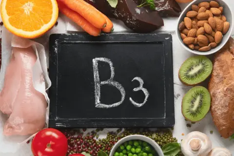 Niacin (B3) ist in Lebensmitteln wie Hühnchen, Leber, Erbsen, Orangen, Karotten, Tomaten, Mandeln und Brot enthalten.