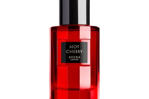 Eleganckie perfumy z nutą wiśni w czerwonej, szklanej butelce z czarną nakrętką. Aoura London Hot Cherry.