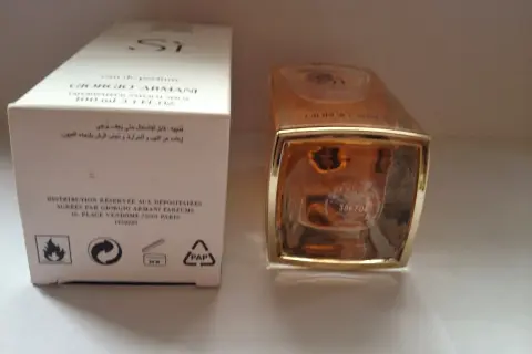 Porównanie Giorgio Armani Si: oryginał i podróbka. Na zdjęciu pudełko i butelka perfum.