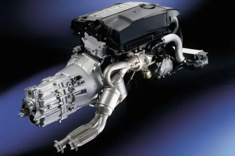 Silnik BMW M57 z turbosprężarką i skrzynią biegów, gotowy do montażu.