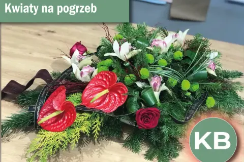 Elegancka wiązanka pogrzebowa z anturium, różą, storczykami i zielenią. Idealne kwiaty na pogrzeb, by uczcić pamięć.