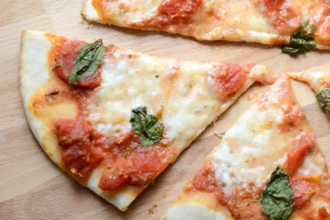 Pizza czy picca? Poprawna pisownia i odmiana słowa