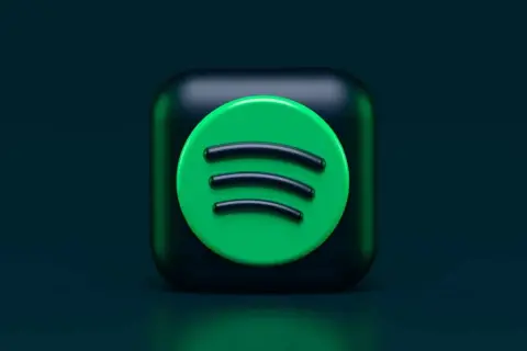 Ikona Spotify na ciemnym tle.