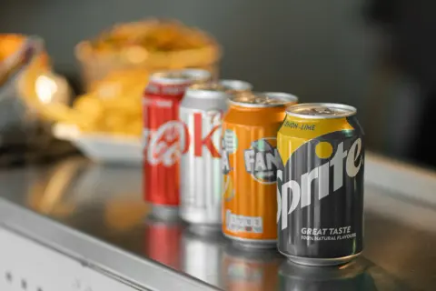 Cztery puszki napojów: Coca-Cola, Sprite, Fanta i kolejna. Idealne na orzeźwienie, gdy szukasz czegoś zero kaloryczne.