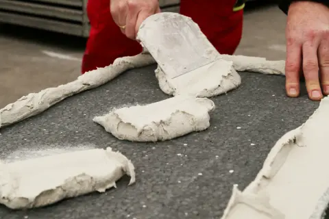 Czy styropian grafitowy trzeba przecierać, aby uniknąć problemów z klejem?
