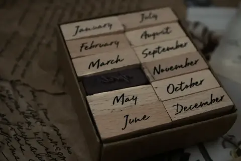 Drewniane klocki z nazwami miesięcy po angielsku: January, February, March, May, June, July, August, September, November, October, December.