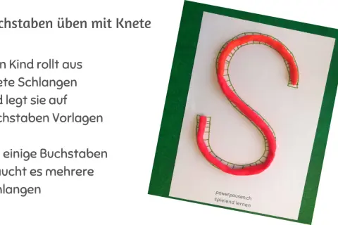 Rote Kneteschlangen formen den Buchstaben S auf einer Vorlage. Kinder üben so spielerisch, Buchstaben zu schreiben.