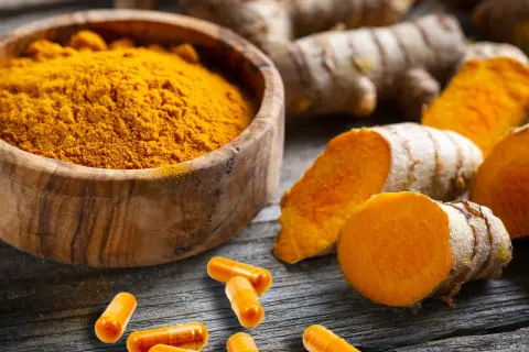 Curcuma en poudre, racines et gélules. Découvrez les bienfaits du curcuma pour votre santé.