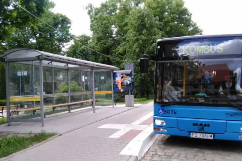 Niebieski autobus KOMBUS na przystanku w Poznaniu, Wielkopolska. Czekam na odjazd.