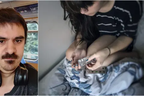 En person med mörkt hår sitter i sängen och håller i en tablettask. Kanske funderar hen på anafranil biverkningar.
