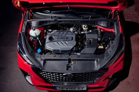 Silnik CRDi w czerwonym Kia Sportage. Zastanawiasz się, jaki olej do Kia Sportage 1.7 CRDi? Sprawdź instrukcję obsługi.