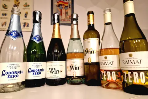 Reihe von Flaschen, die die Frage "ist alkoholfreier Wein wirklich alkoholfrei?" beantworten. Mehrere Marken mit "Zero" oder "0% Alkohol" sind zu sehen.